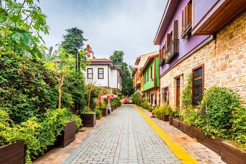 Antalya: Old Town Walking Tour with Turkish Tea and Baklava - Guides and style: what the best ones do with your questions