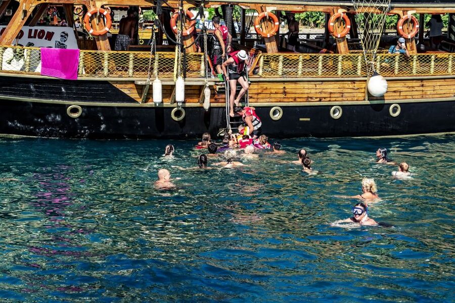 Red Dragon Pirate Boat Trip & Lunch - Fun moments on the boat: ambiance, foam time, and photos